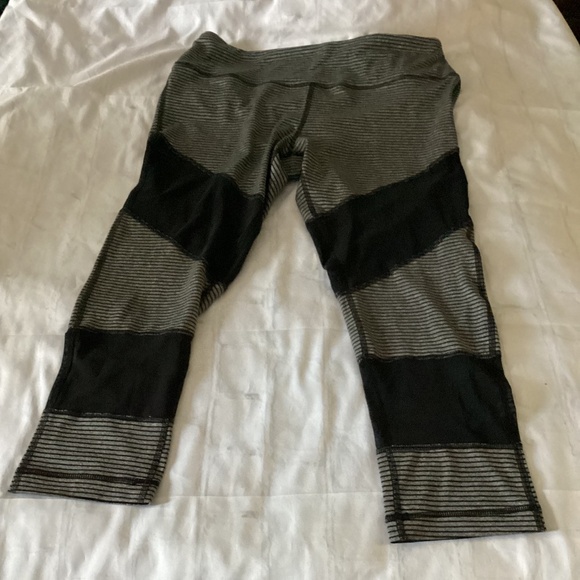 STRIPES CAPRIS DETAIL LEGGINGS (Color: Grey/ Black) (Size: Large) PREOWNED - Picture 1 of 5